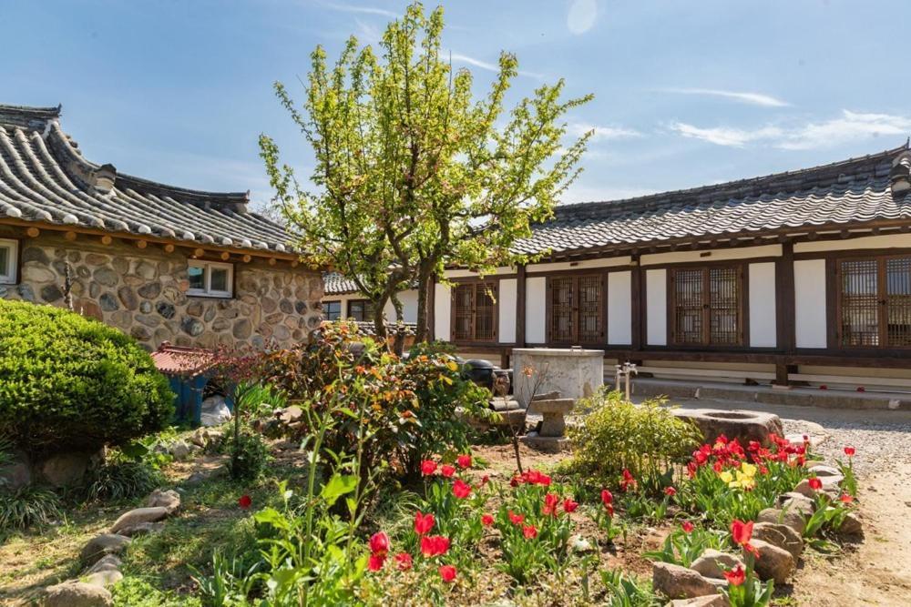 Gyeongju Stone Lantern Home Hanok Stay Exterior foto