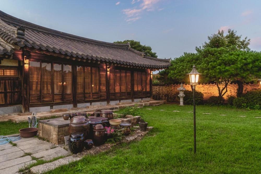 Gyeongju Stone Lantern Home Hanok Stay Exterior foto